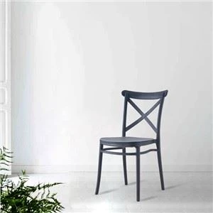 Muovinen Wishbone-tuoli